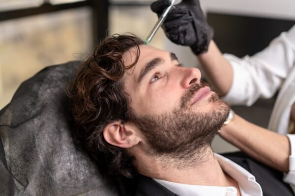 Αυτόλογη μεσοθεραπεία μαλλιών για άνδρες στην Clinique de Monsieur για την αντιμετώπιση της τριχόπτωσης.