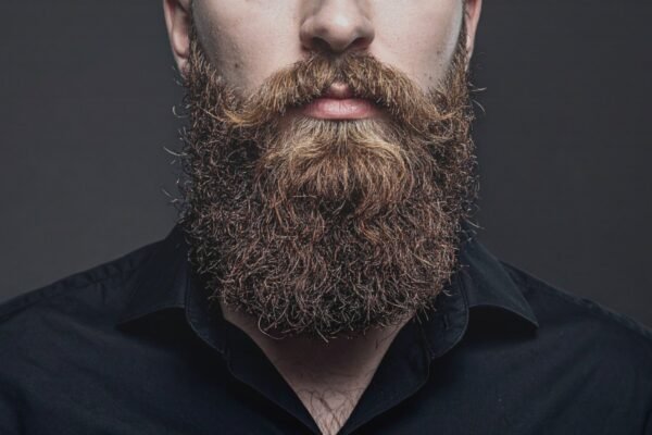 Μεταμόσχευση γενιών σε άνδρα στην Clinique de Monsieur για φυσική πυκνότητα γενιού.