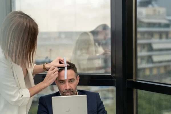 Ιατρική εξέταση άνδρα με ανδρική τριχόπτωση πριν από εξατομικευμένη θεραπεία