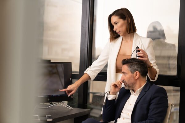 Specialist discussing hair transplant assessment results with a patient during consultation